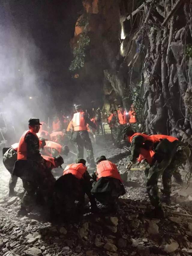 我不知道你是誰，卻知道你為了誰，向人民子弟兵致敬！
