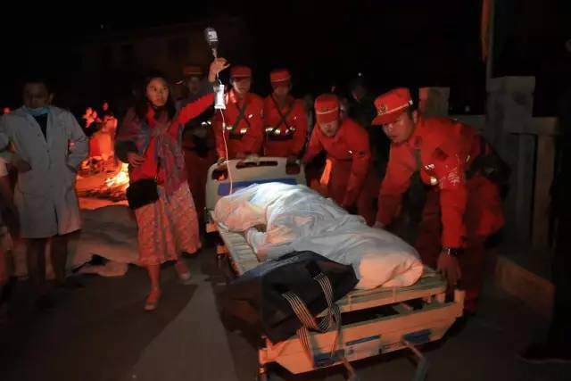 我不知道你是誰，卻知道你為了誰，向人民子弟兵致敬！