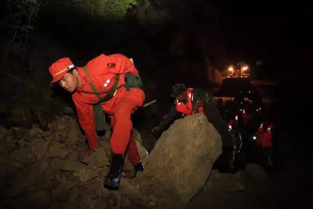 我不知道你是誰，卻知道你為了誰，向人民子弟兵致敬！